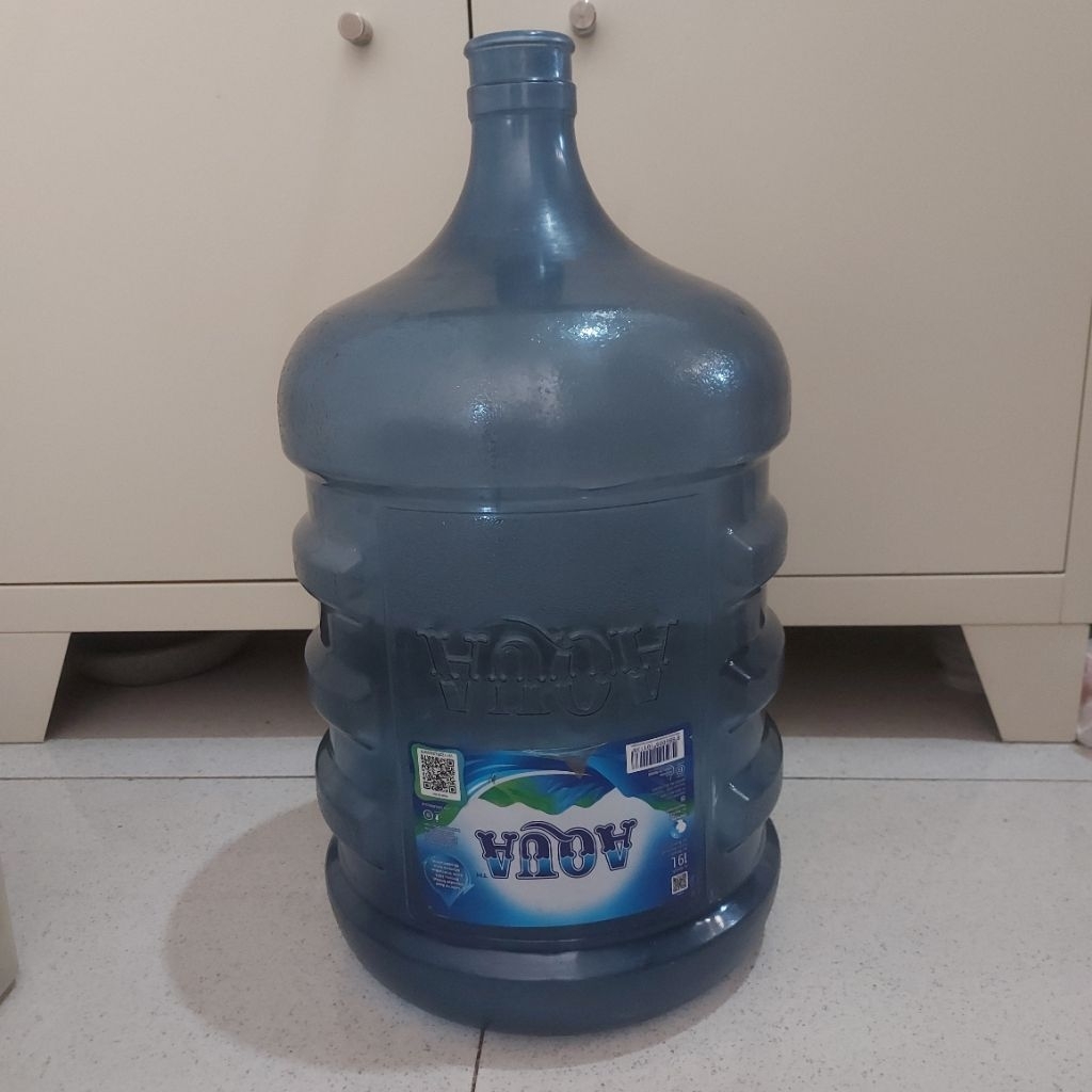Aqua galon kosong - galon kosong