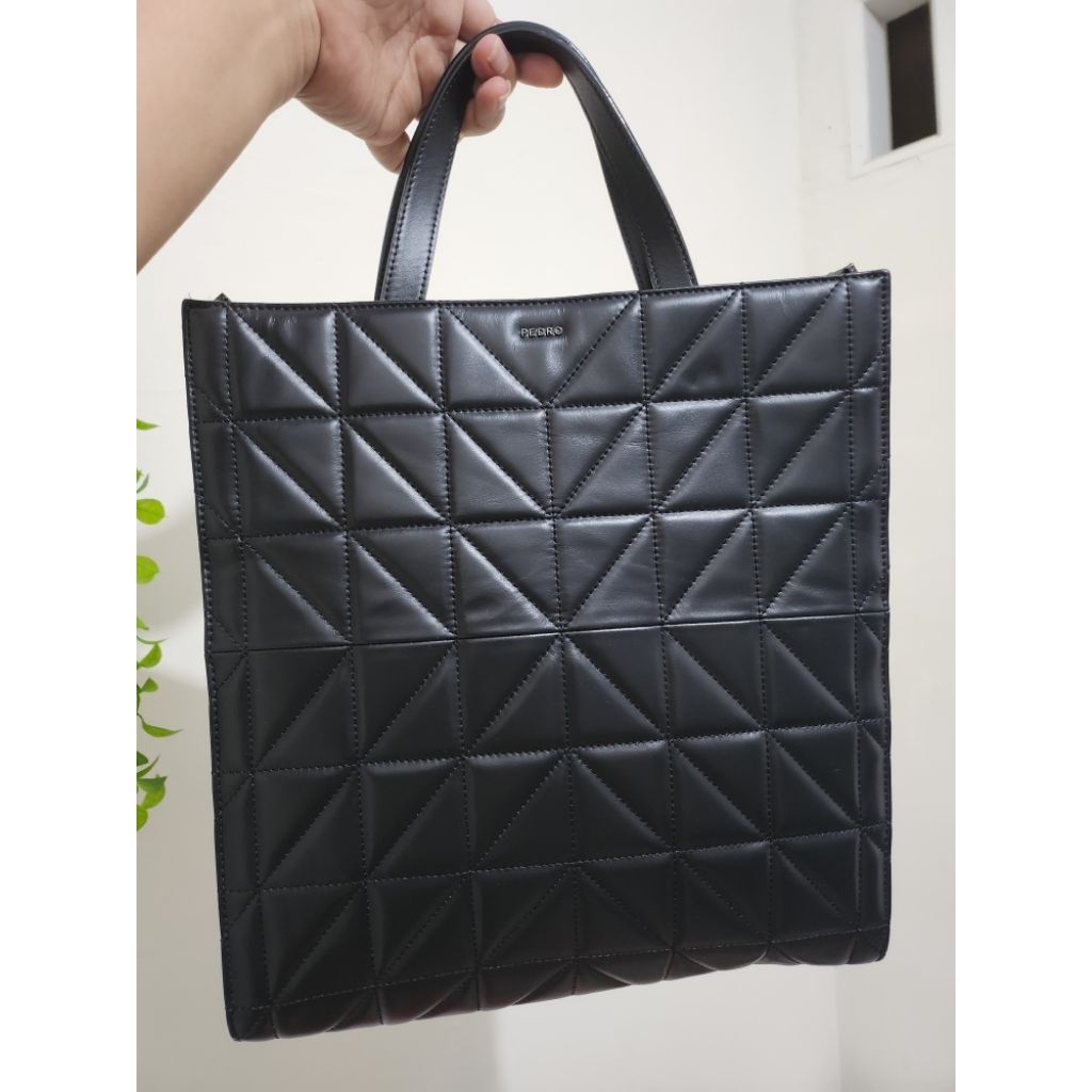 Tas sling Laptop kulit; Tas preloved brand pedro; tas handbag; tas shoulder kulit warna hitam; tas k