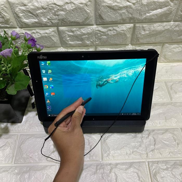 Laptop Tablet 2in1 Fujitsu Arrows Q509 Touchscreen 10 inch Layar HD Windows 10 Pro (N)