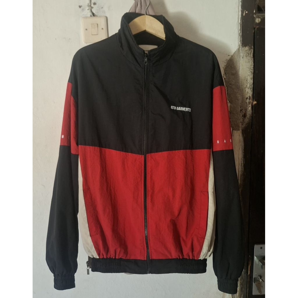 Windbreaker QT8 Garments dan Nike x Stussy windrunner red habanero