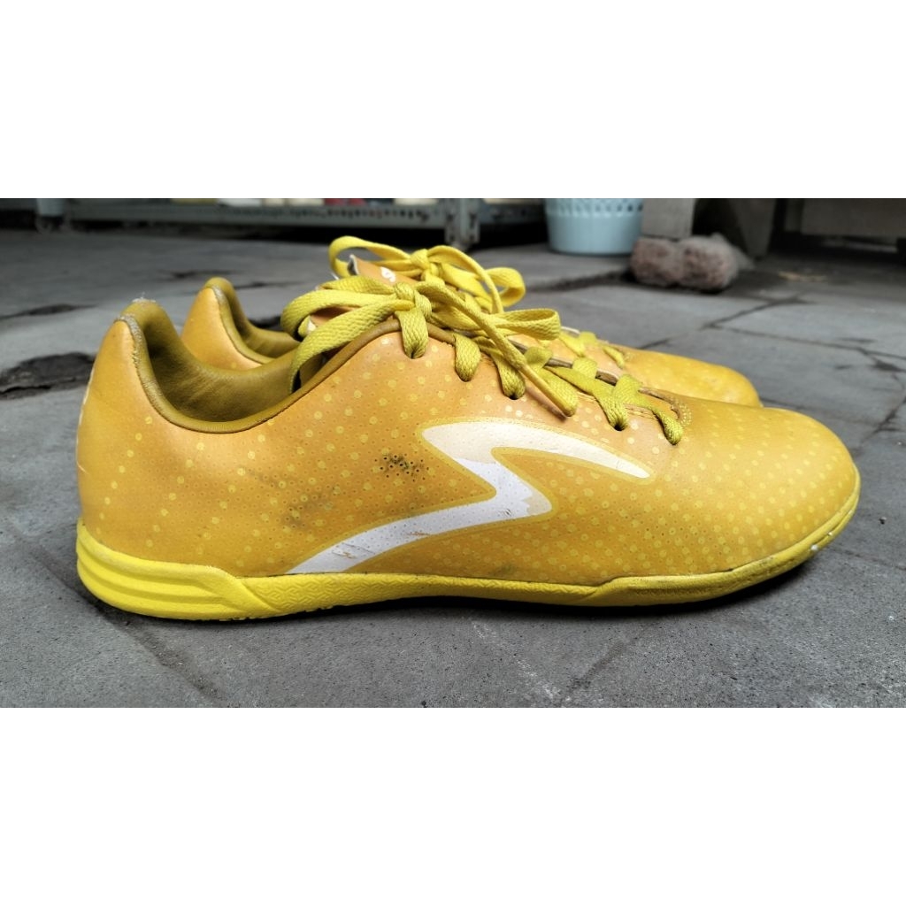 sepatu futsal SPECS kuning 40 second