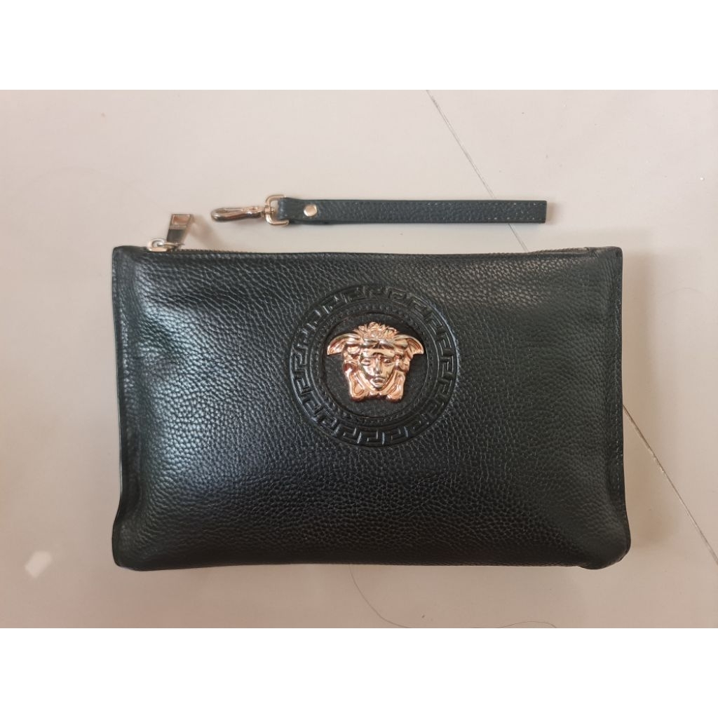 150. Clutch Hand Bag Men Gianni Versace Black
Mantan / Bekas / Second

Size : 29cm x 0.5cm × 18cm

L