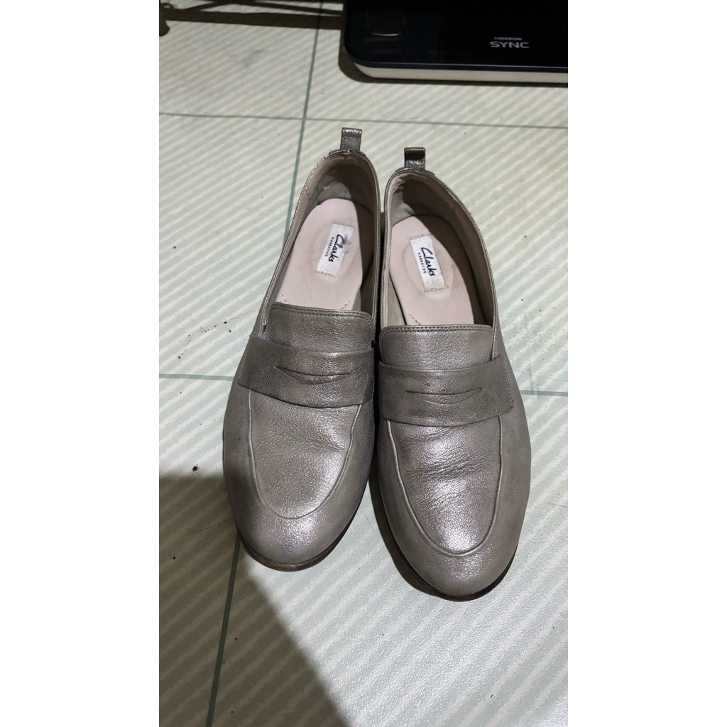 Preloved Sepatu  Clarks loafers Wanita