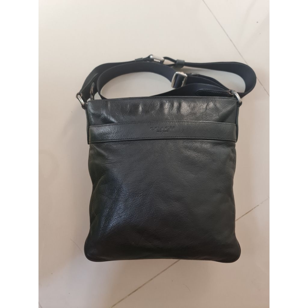 152. Tas Sling Bag Pria Coach Black
Mantan / Bekas / Second

Size : 28cm x 1cm × 29cm

Leather Kulit
