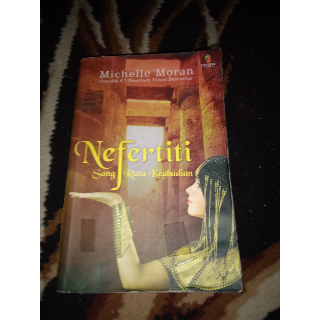 NEFERTITI Ratu Keabadian/Michelle Moran, esensi