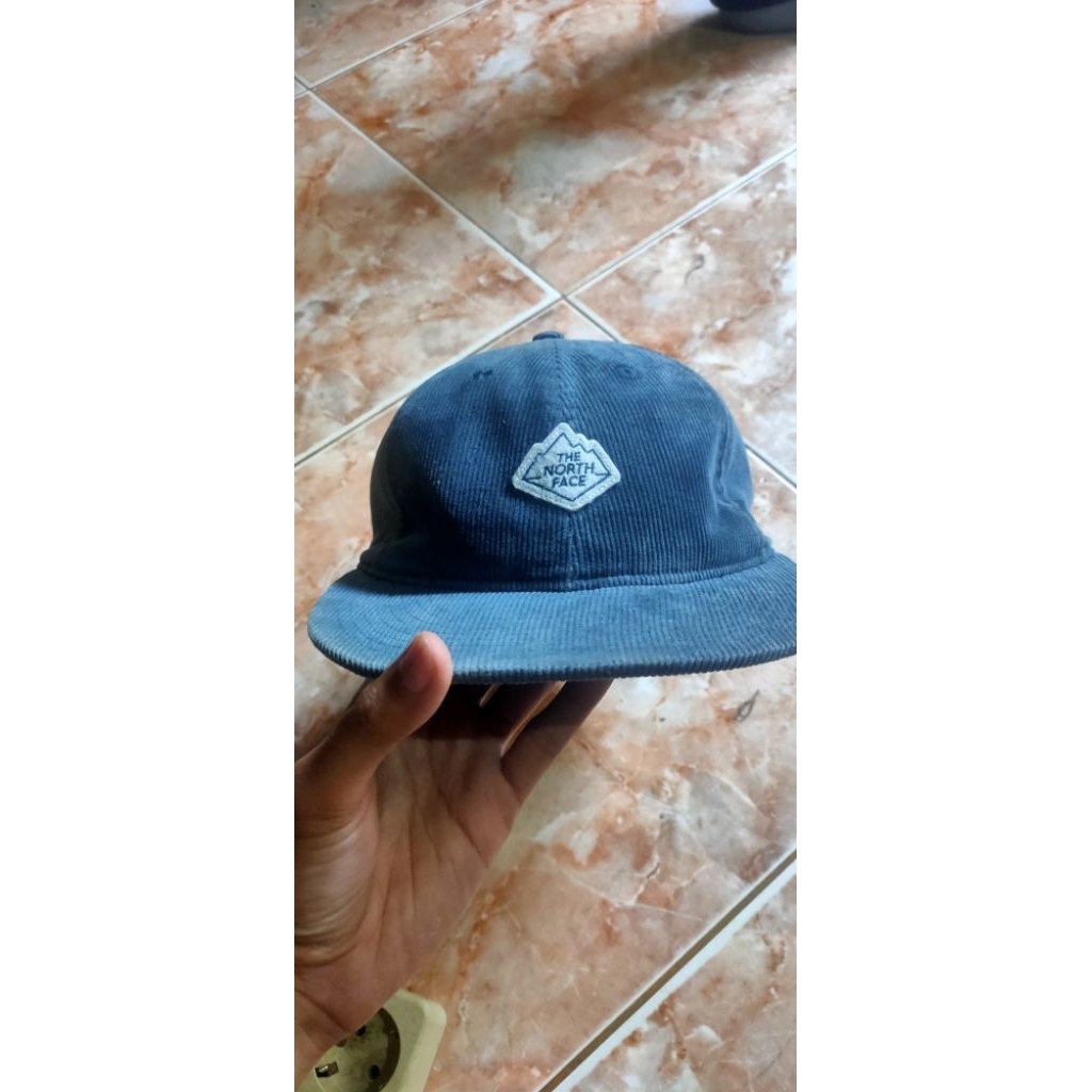 topi TNF corduroy