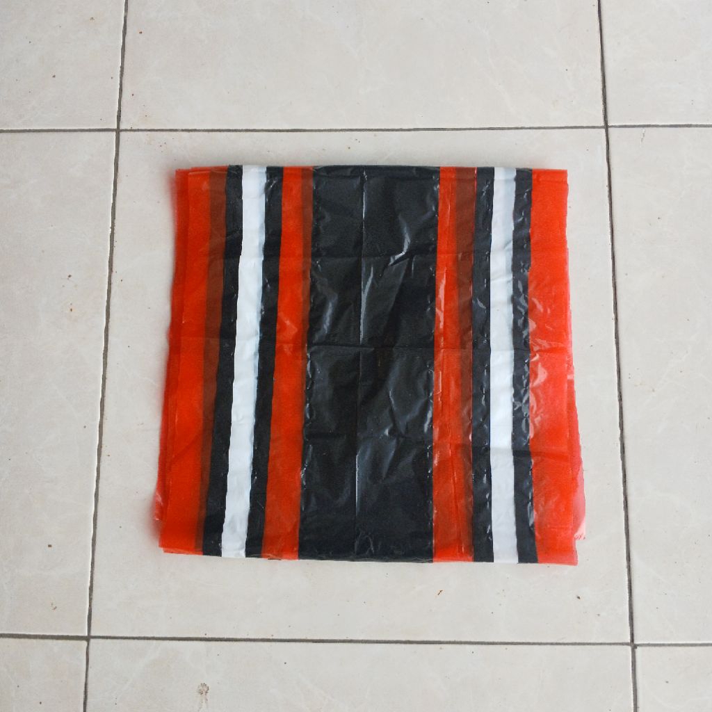 Plastik Corak Tengah Layangan Bebean