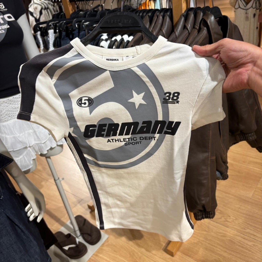 JASTIP. Tshirt Crop Bershka (WOMAN)