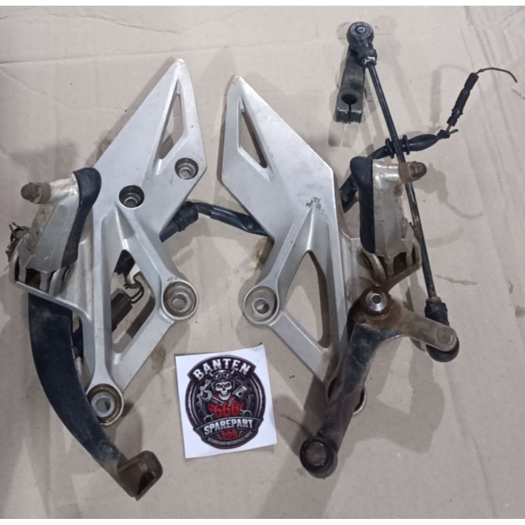 Fostep postep pijakan kaki depan Honda CBR 150r  (original copotan)