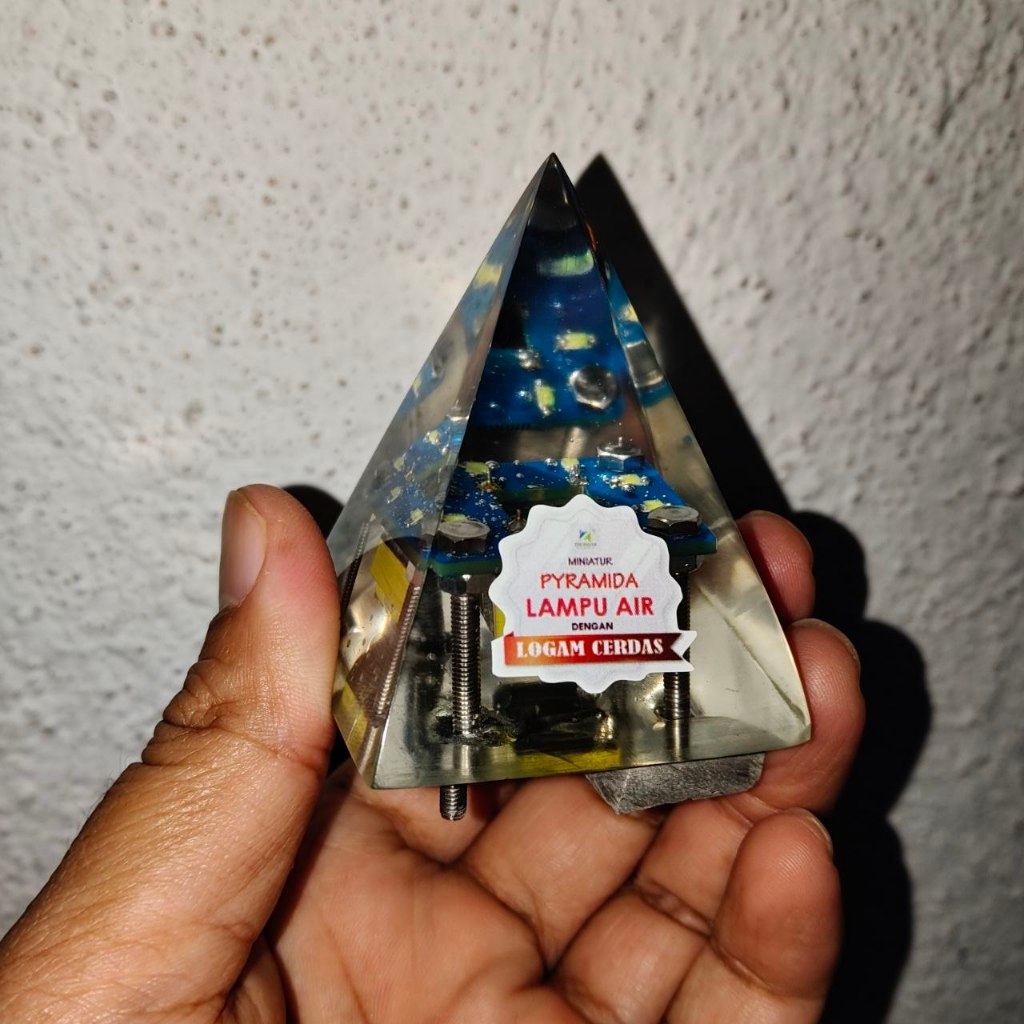 Miniatur Piramida Lampu Air Alat Edukasi Teknologi Lemurian