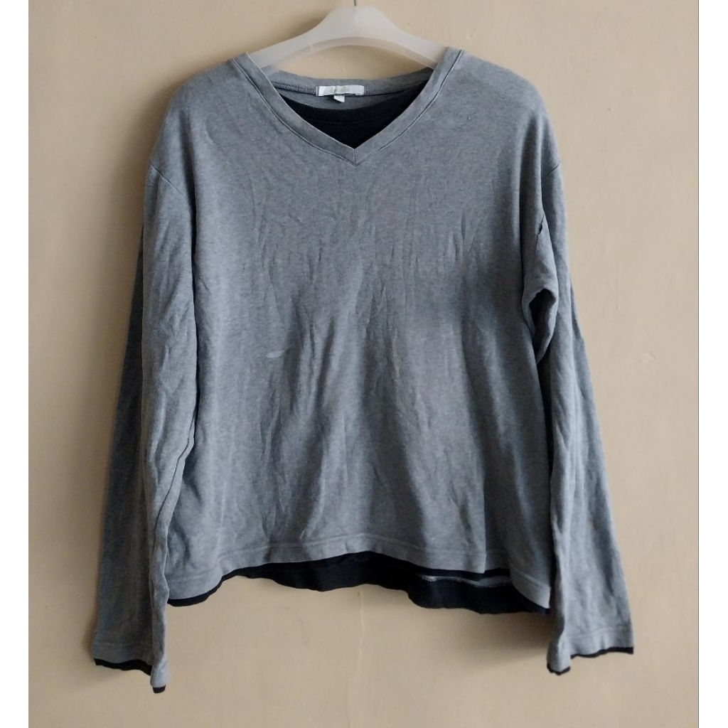 kaos details lengan panjang  wanita kerah v neck preloved