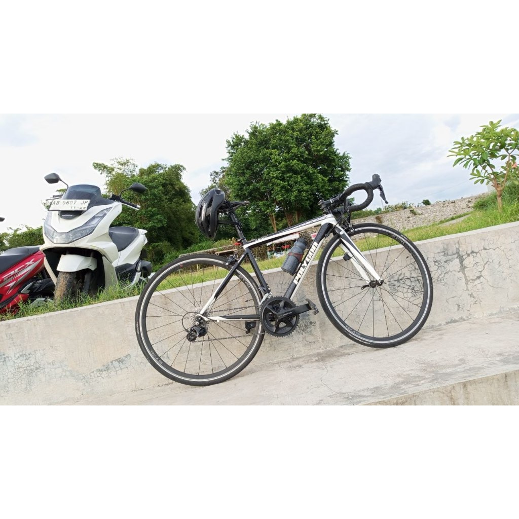 Sepeda Roadbike Polygon Helios 400 warna Hitam Putih