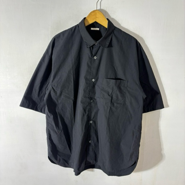 KEMEJA PENDEK UNIQ LO GU HITAM