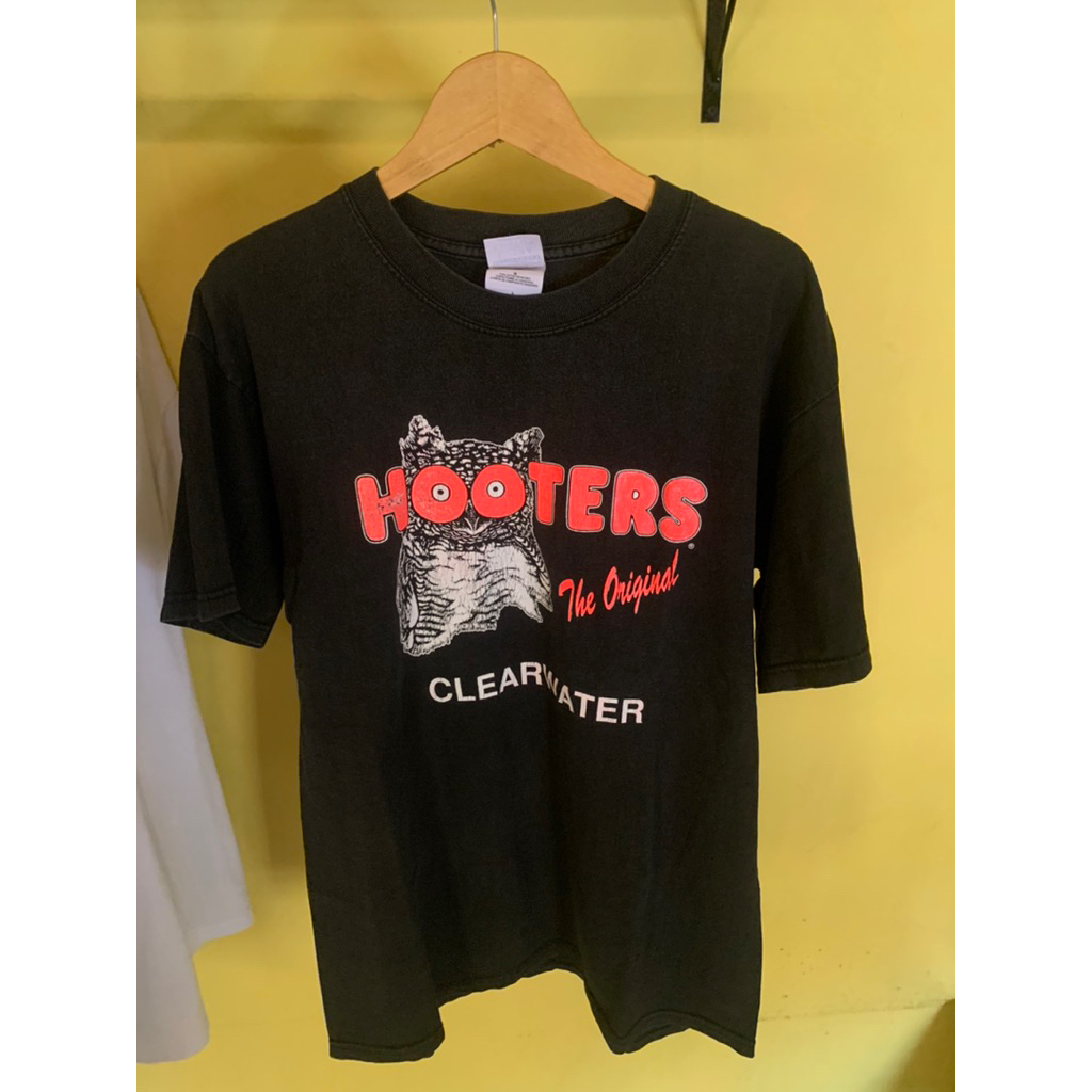kaos Hooters Size L