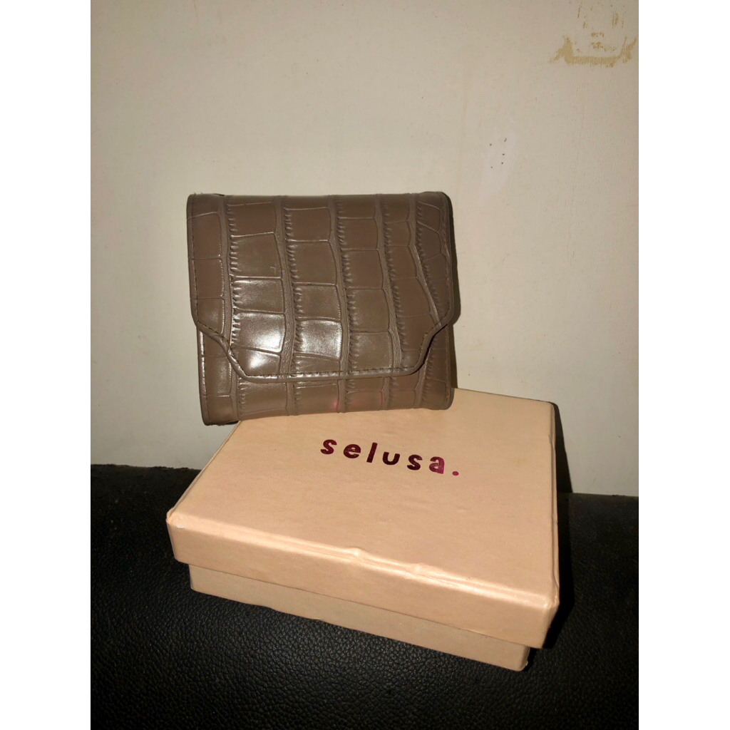 (PRELOVED) Dompet SELUSA ODETTE CROCO WALLET warna Mocca (Masih lengkap degan box)
