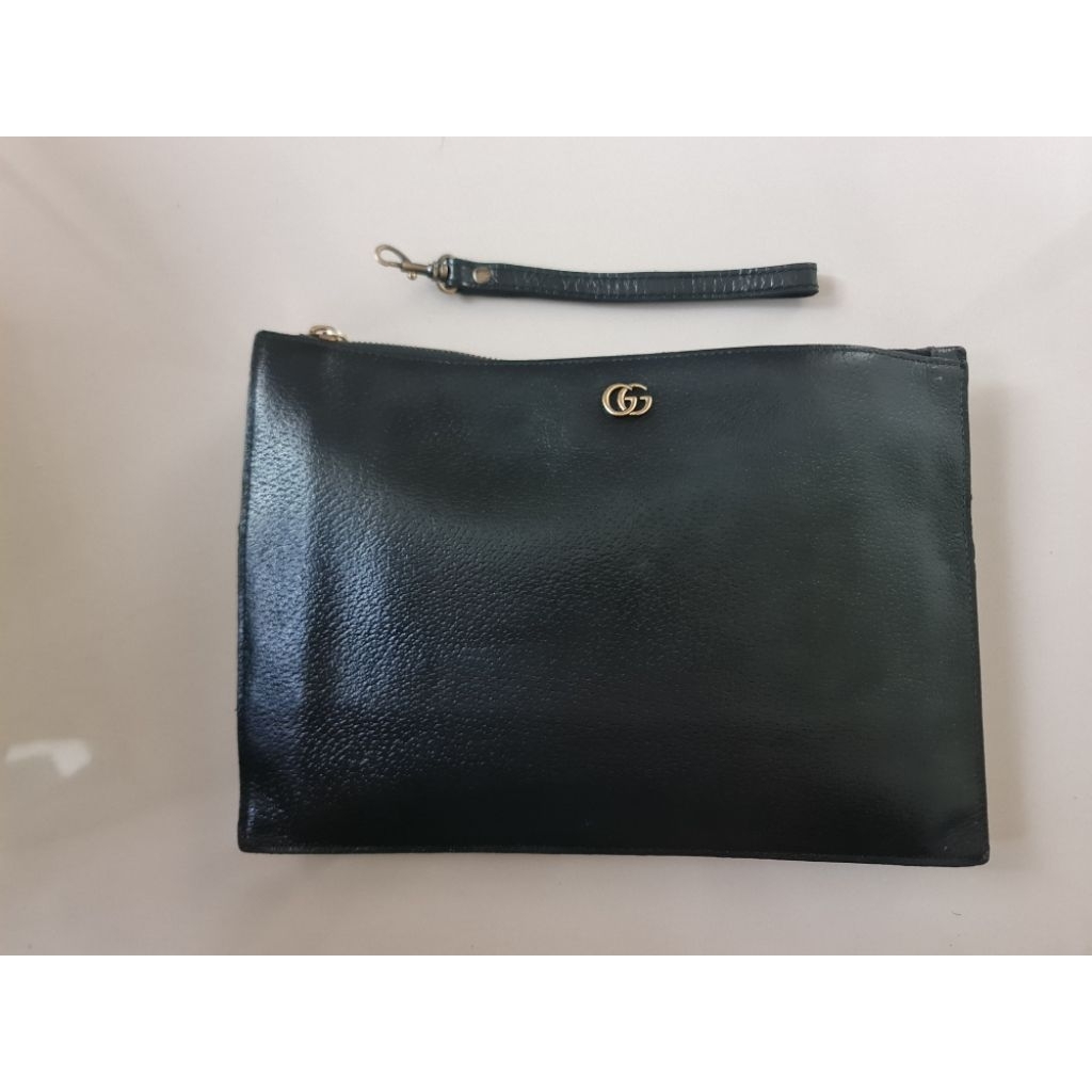 165. Clutch Hand Bag Pria Gucci Black
Mantan / Bekas / Second

Size : 30.5cm x 0.5cm × 20.5cm

Leath