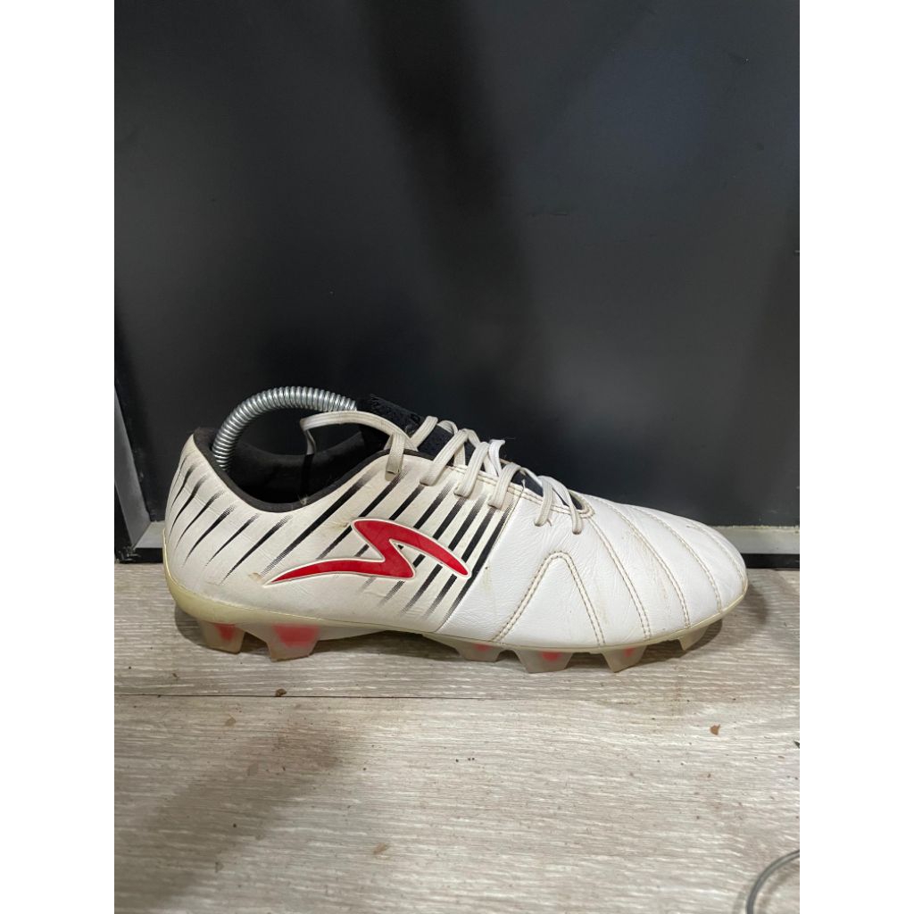Sepatu Bola Specs second size 40