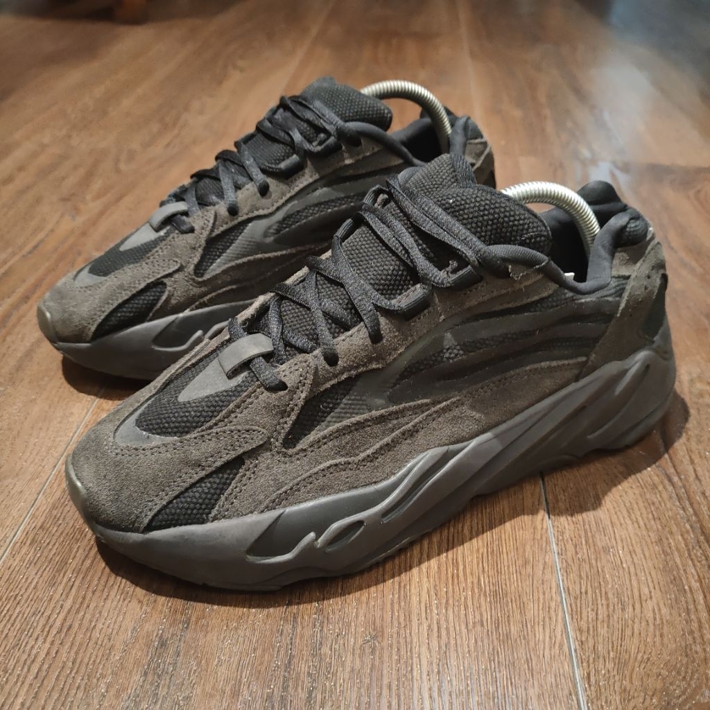 (Preloved) Sepatu Adidas Yeezy 700 v2 Size 42