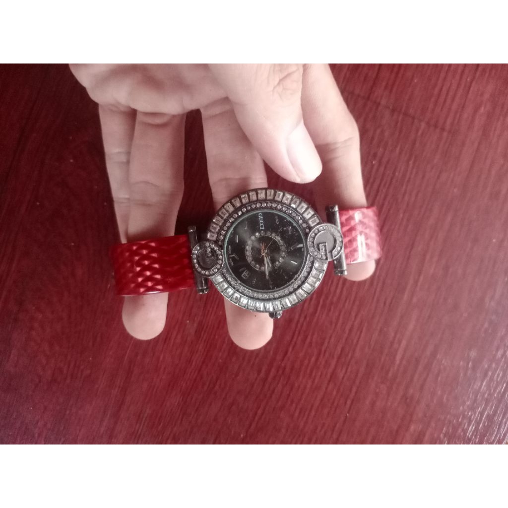 Jam tangan Gucci