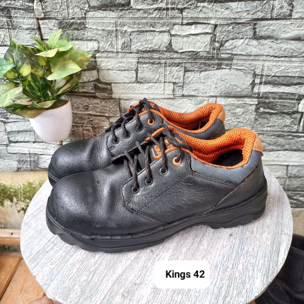 Sepatu second safety merk kings size42 insol27cm