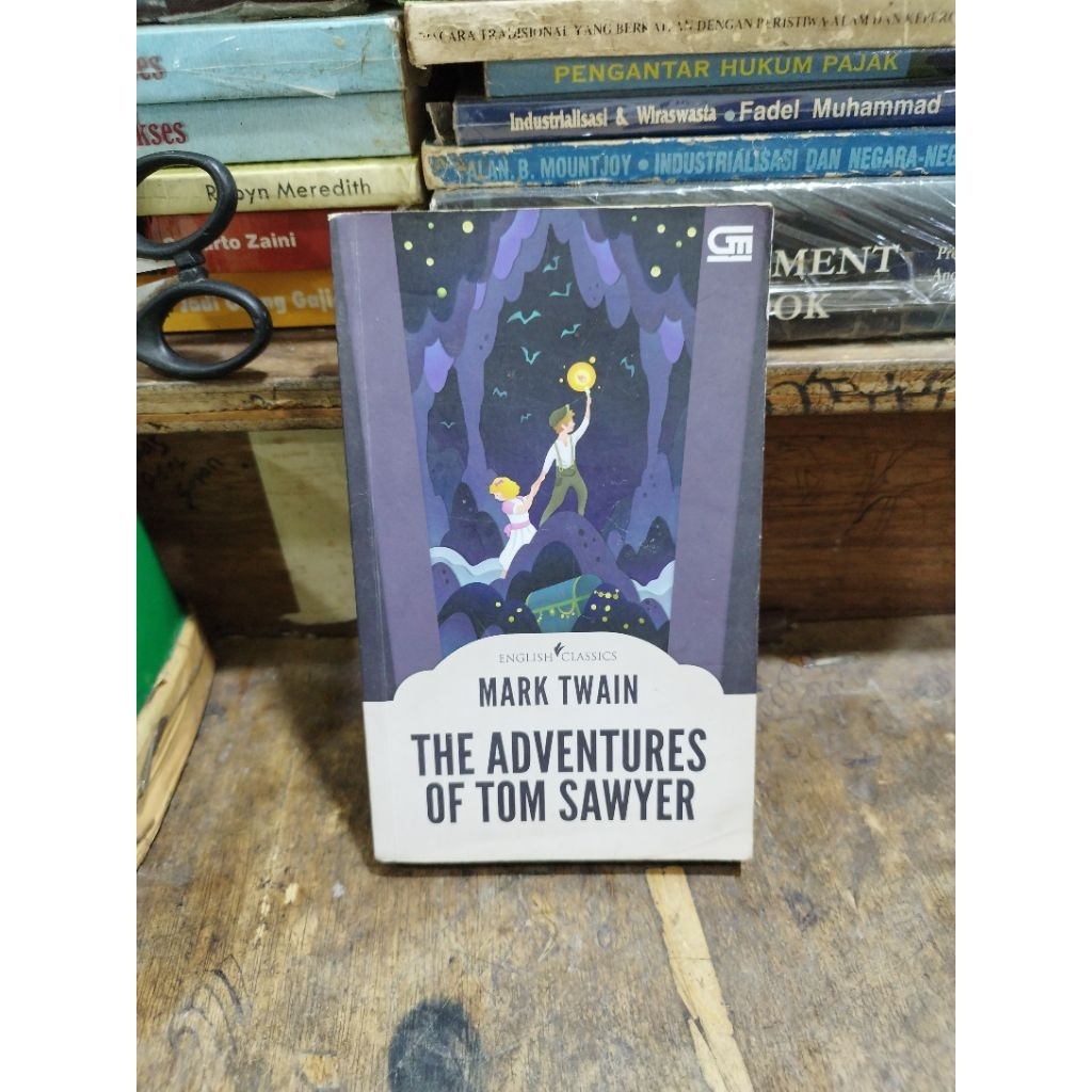 English Classic : The Adventures Of Tom Sawyer by Mark Twain