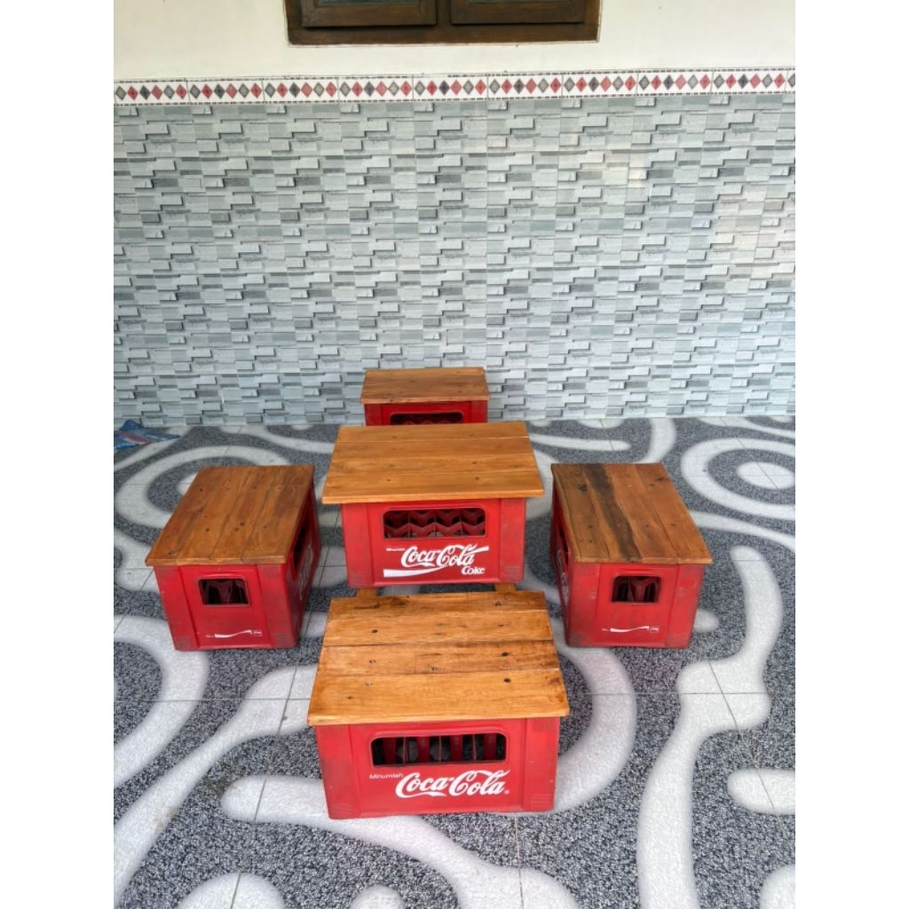 Meja dan Kursi Krat Coca-Cola 1 Set