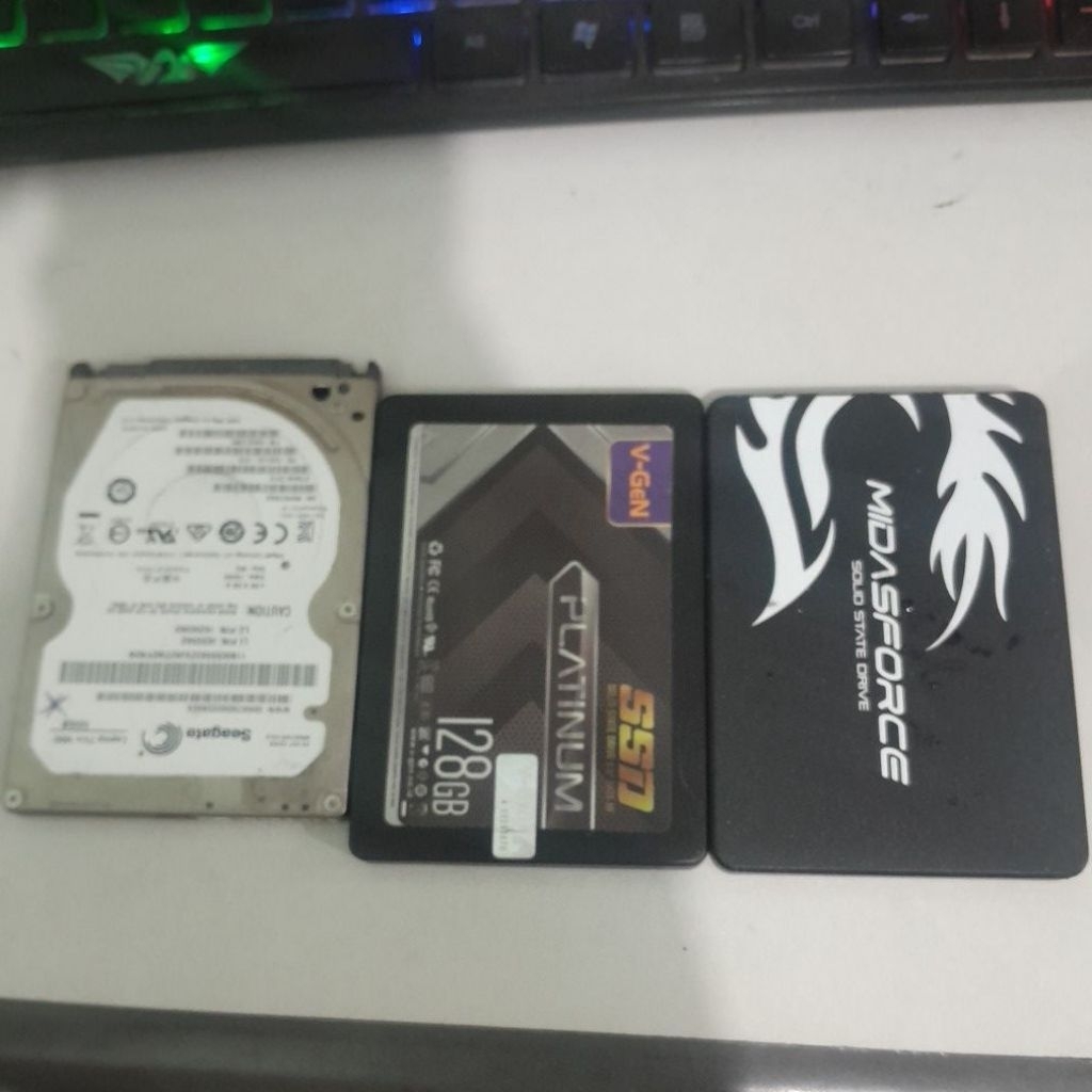 paketan hardisk dan ssd rusak ... hdd seagate 500gb. ssd vgen 128gb... ssd midasforce 120gb
