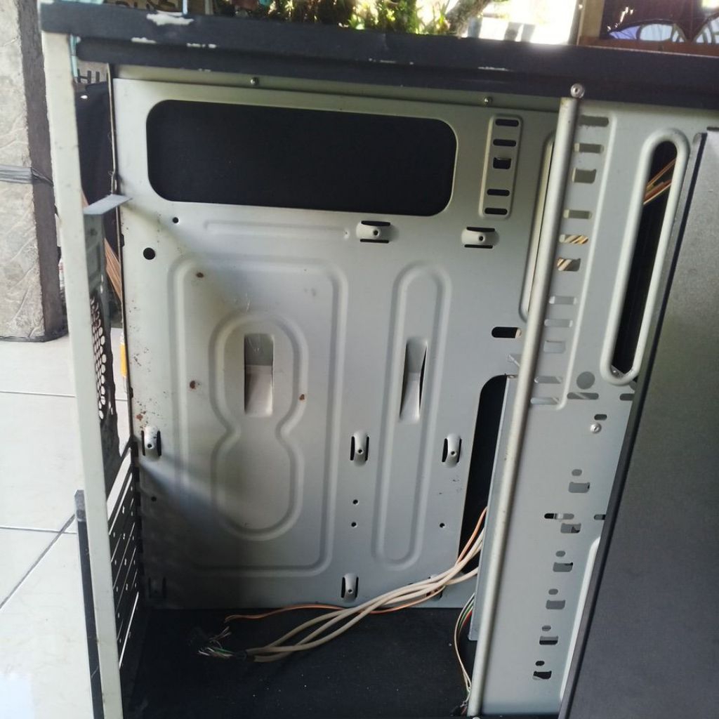 CASING WARNET MEREK AOC