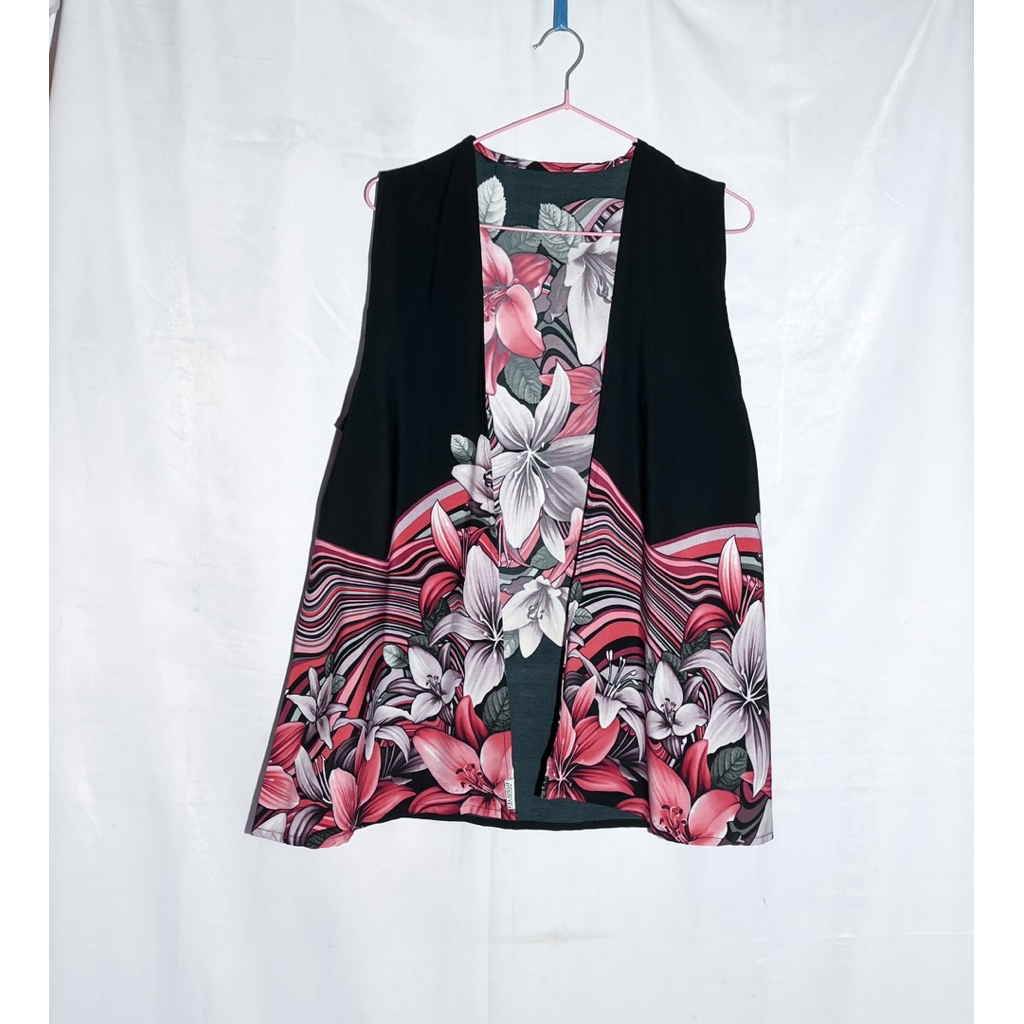 OUTER FLORAL MERAH HITAM | VEST | OUTER PANTAI | BAHAN RINGAN | OUTER MOTIF PRINT BUNGA