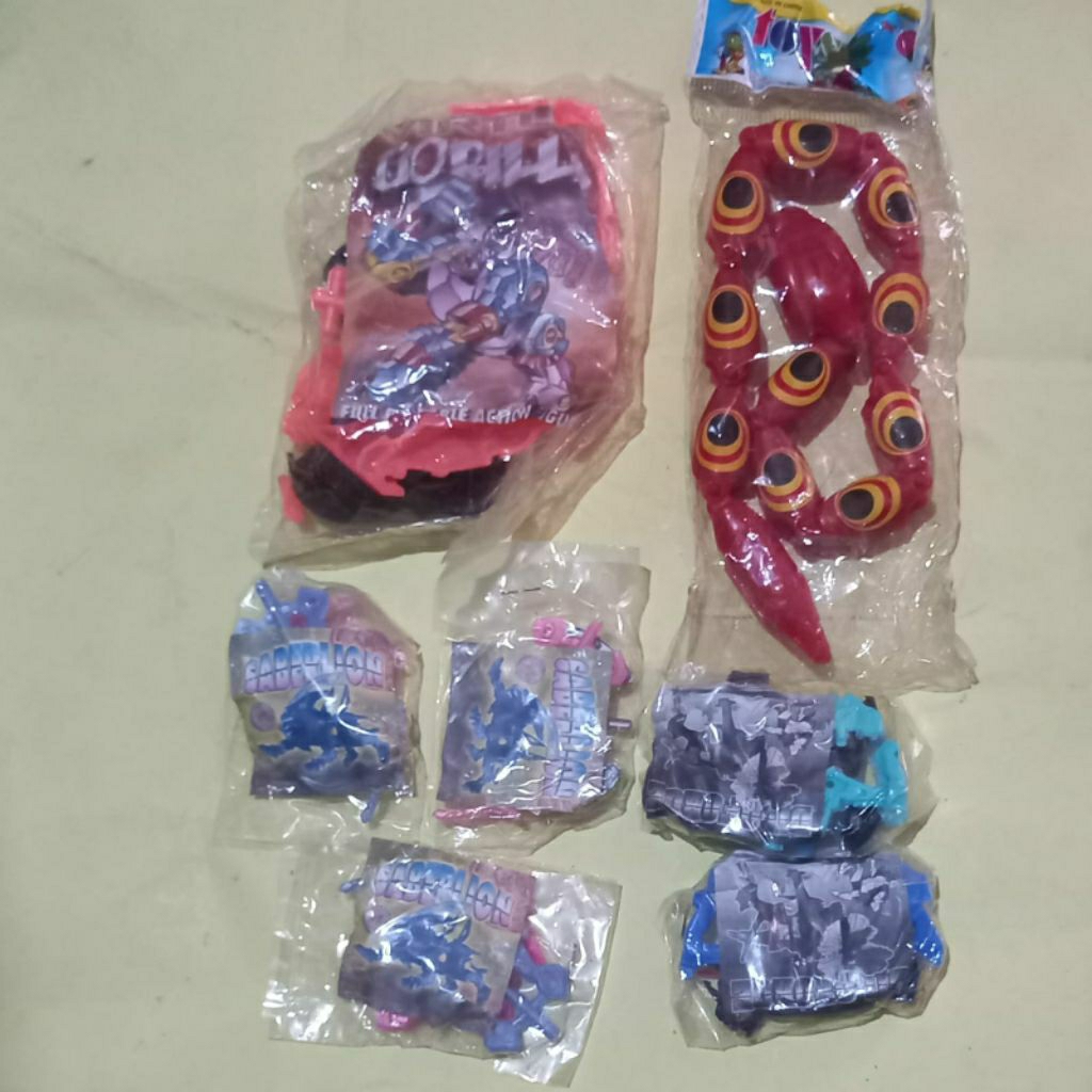 mainan plastik jadul ular dan robot bongkar pasang