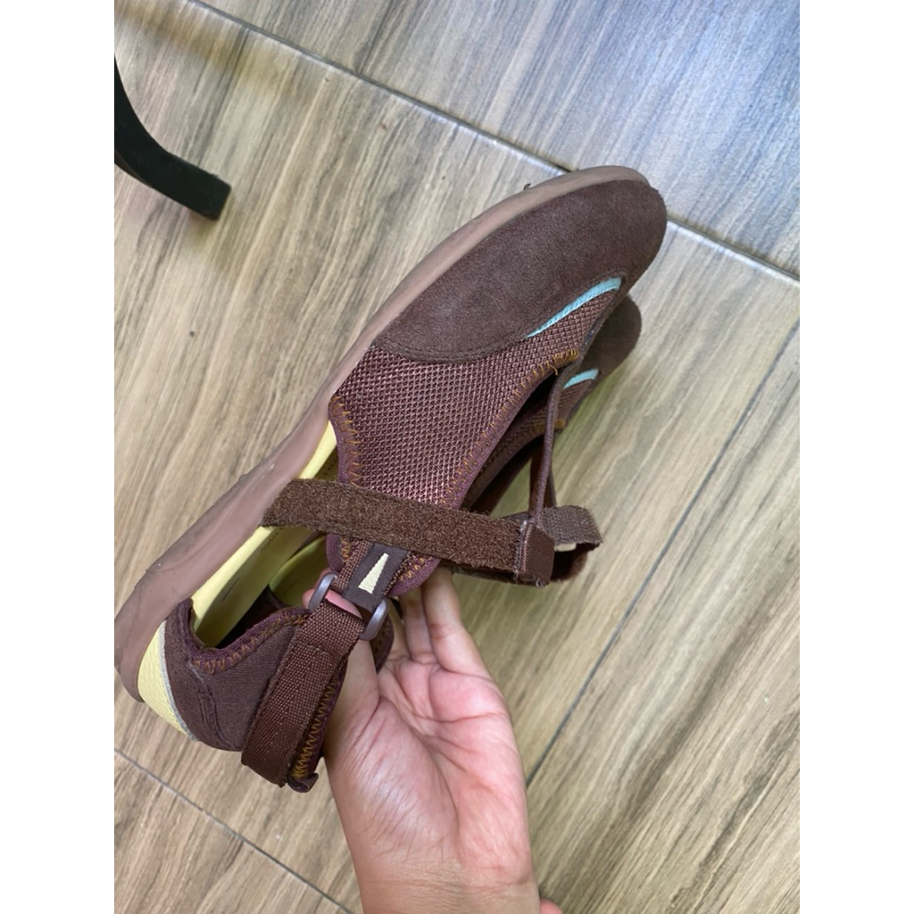 sandal sepatu Hijack