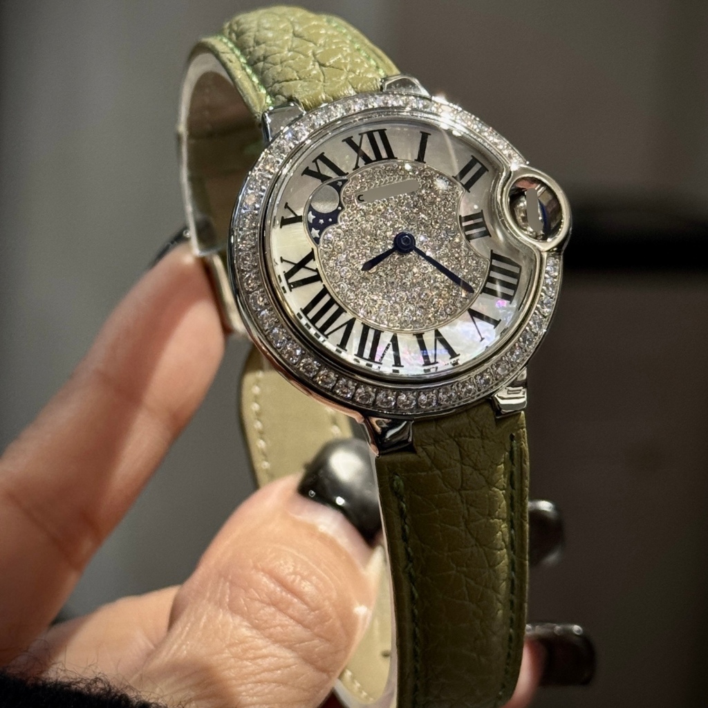 Jam tangan Watch Latest full diamond  Pria cowok Tonneau Wanita watch best-selling Wanita Korean wat