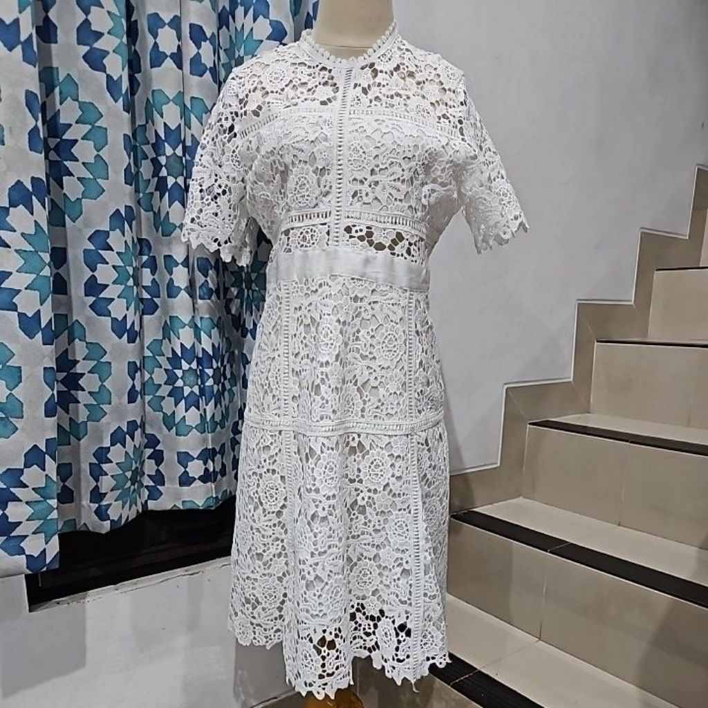 Preloved Dress Brukat Putih Prada uk. L, LD 92 cm.