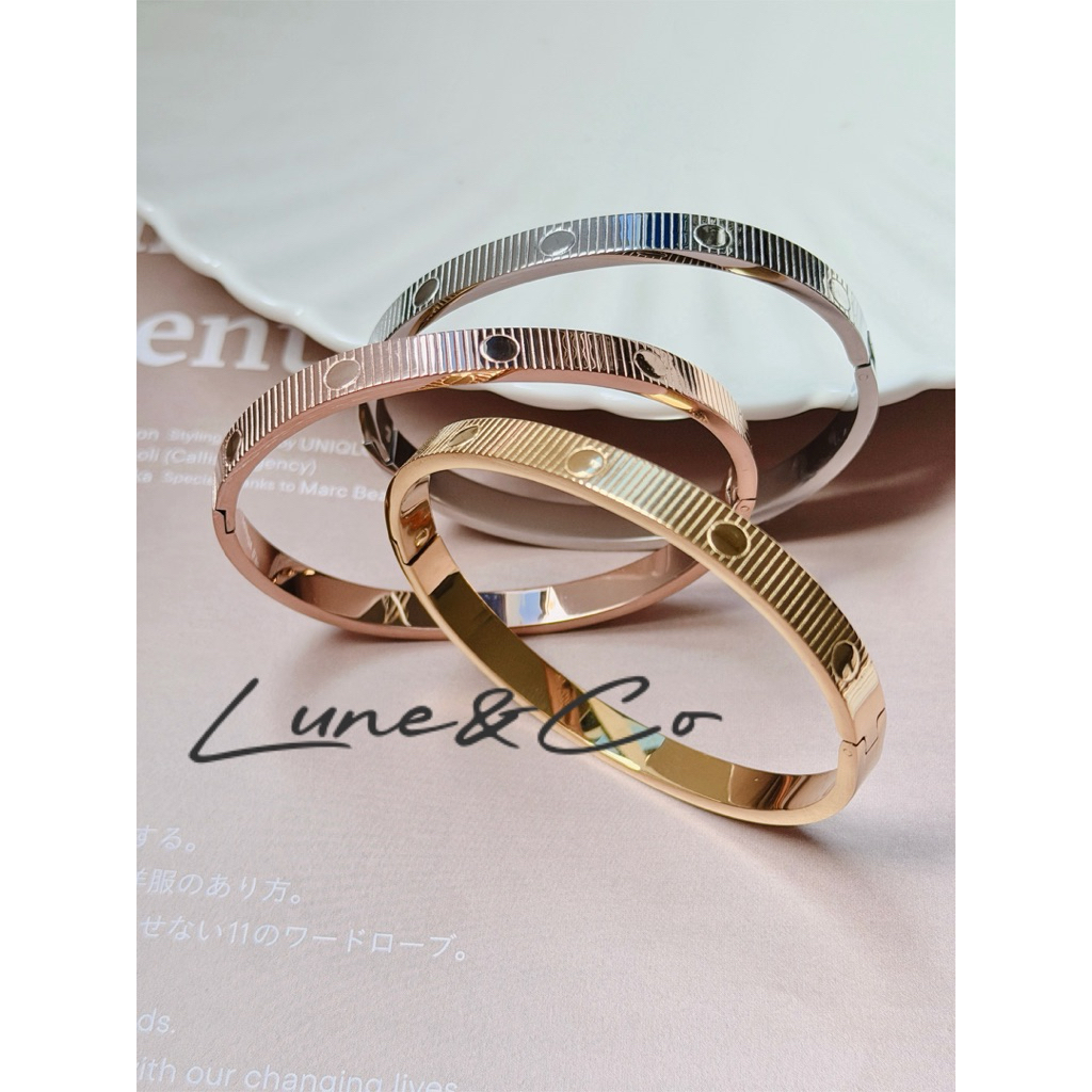 BS275 Gelang Bangle Nagita Arsir Emboss 750 Titanium