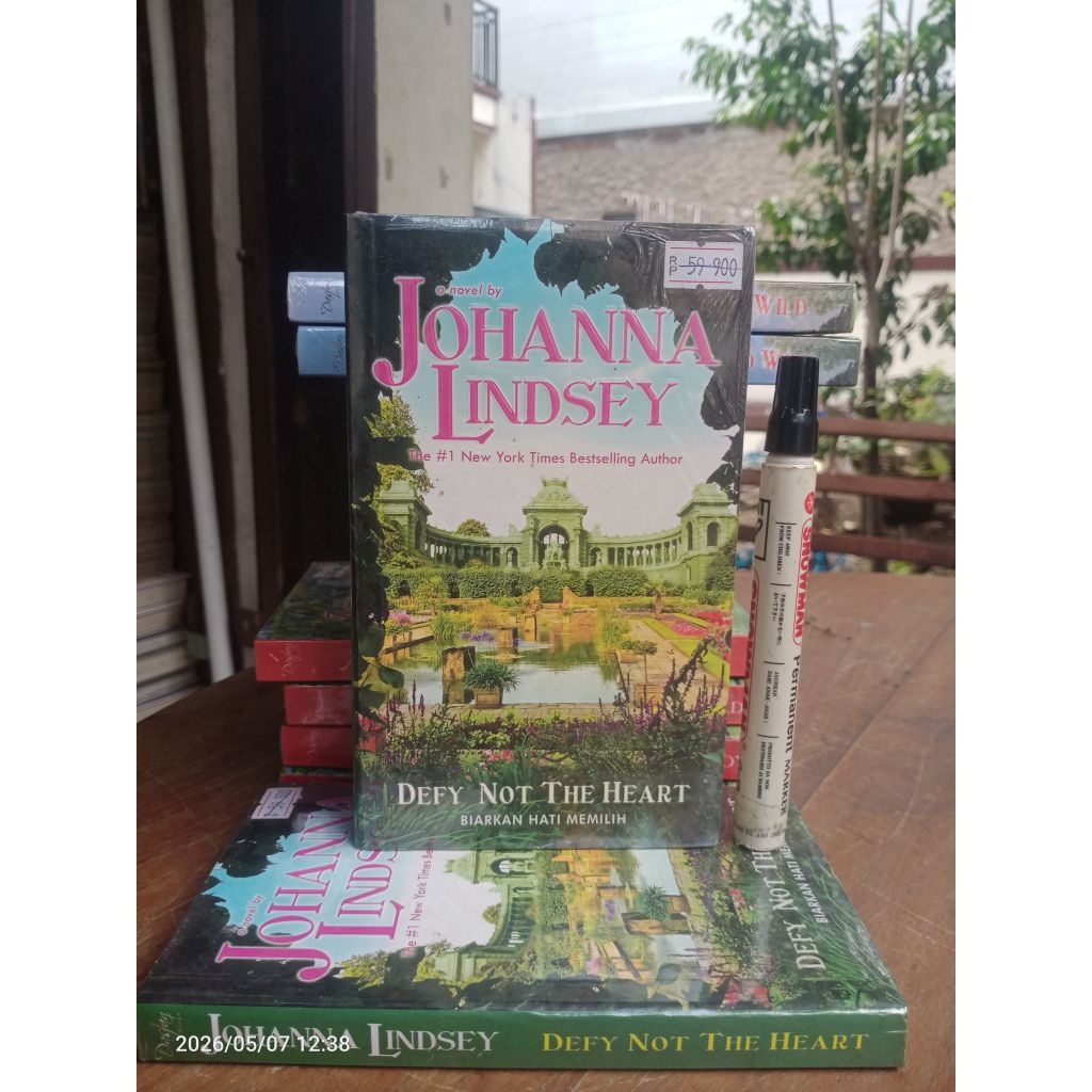Segel: Novel Defy Not The Heart - Biarkan Hati Memilih oleh Johanna Lindsey (romansa)