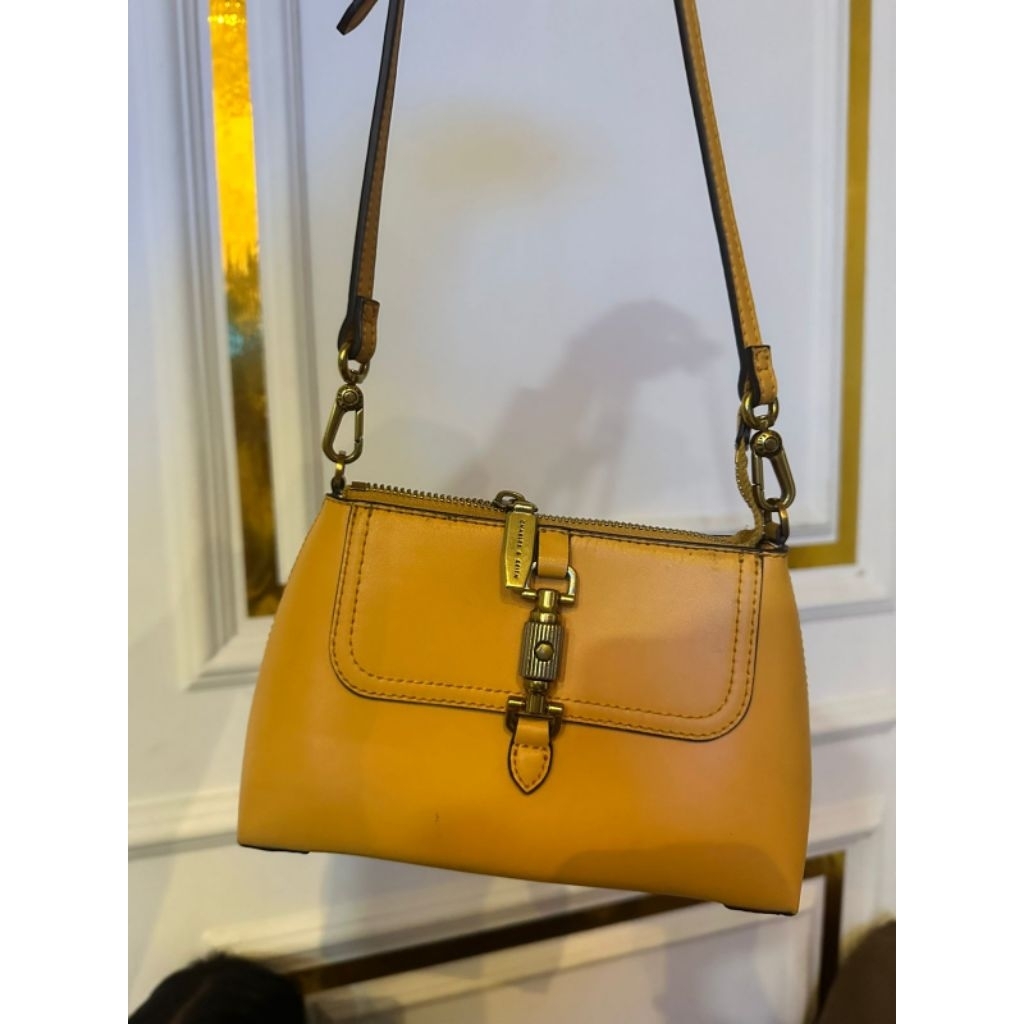 Preloved Tas Charles & Keith