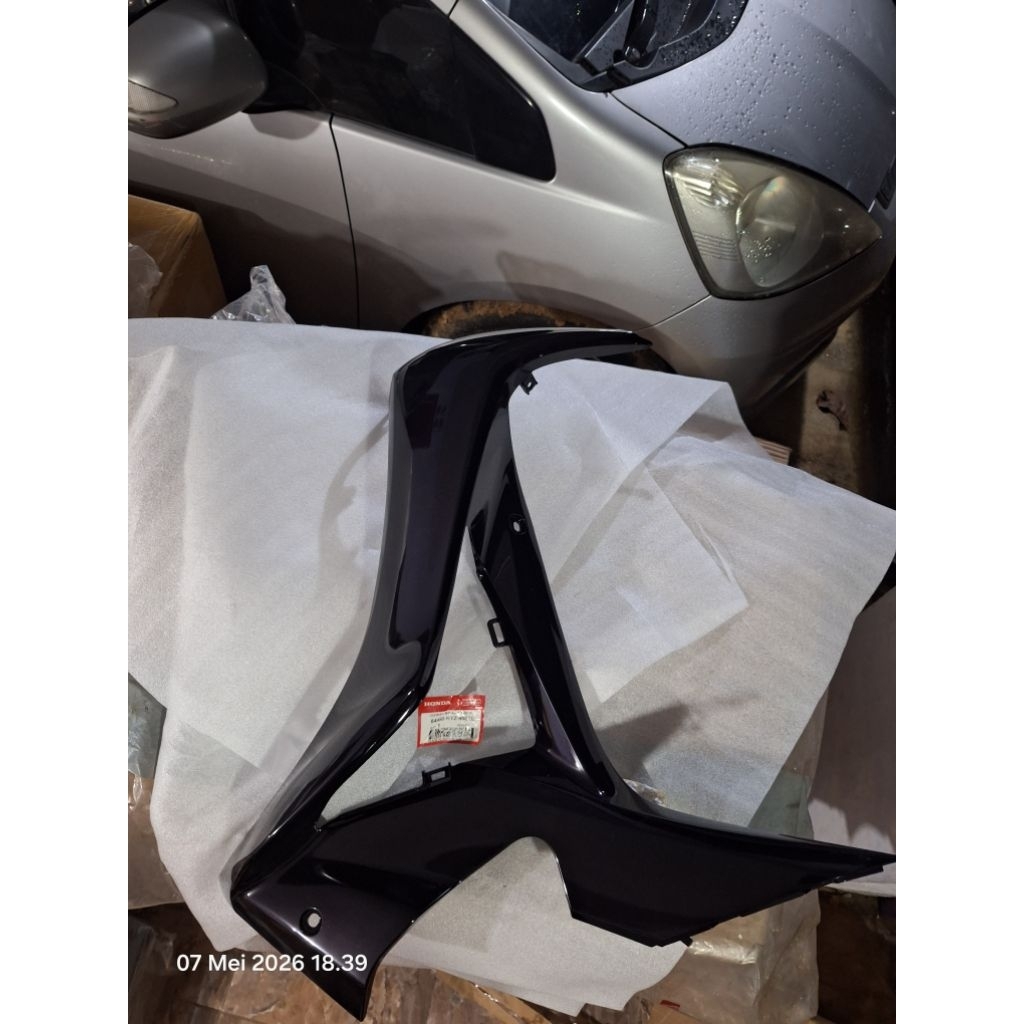 Cover Sayap sebeng luar Honda supra x125 helm in L kiri saja warna ungu original ahm honda 64450-KYZ