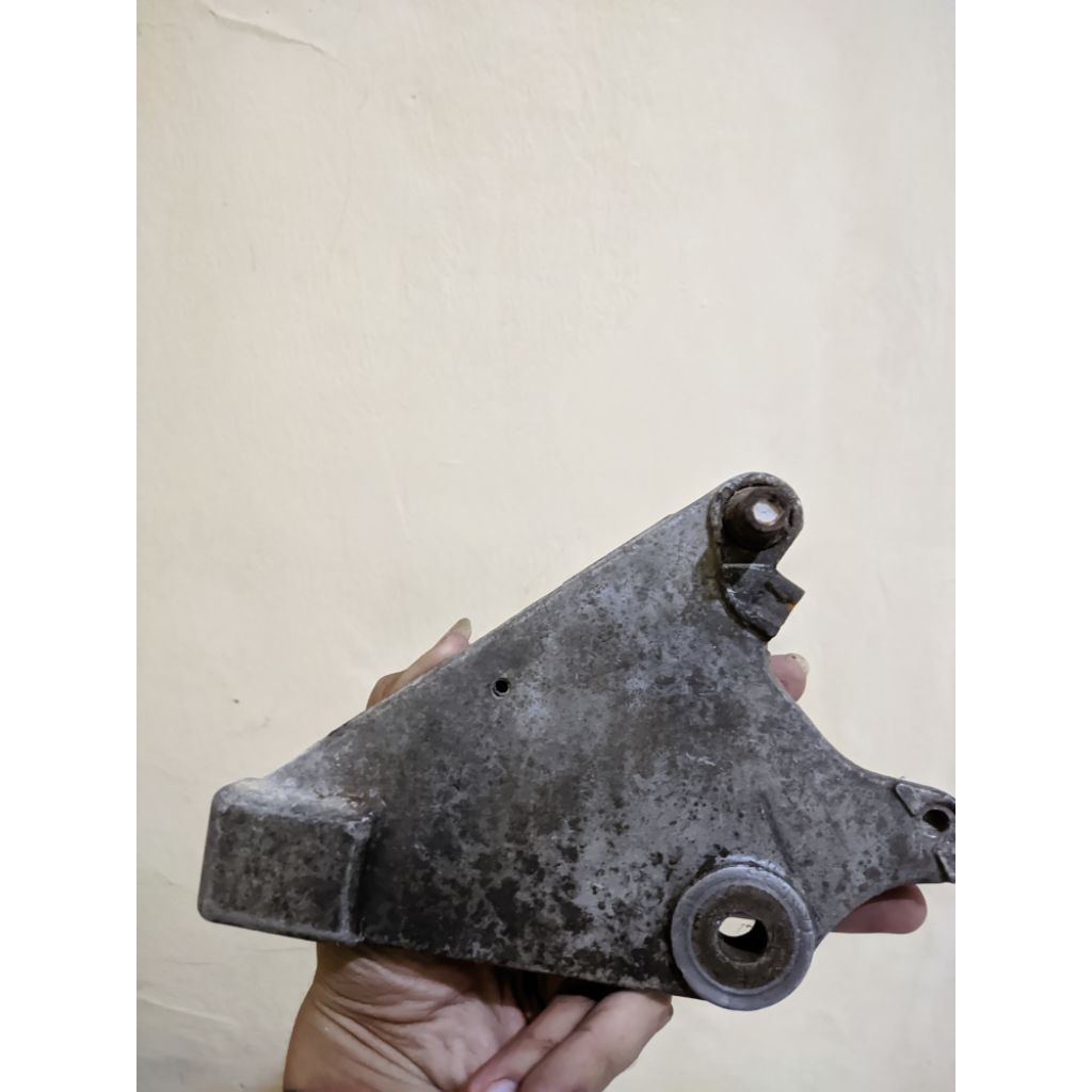breket kaliper belakang supra 125 original copotan dudukan kaliper supra x 125