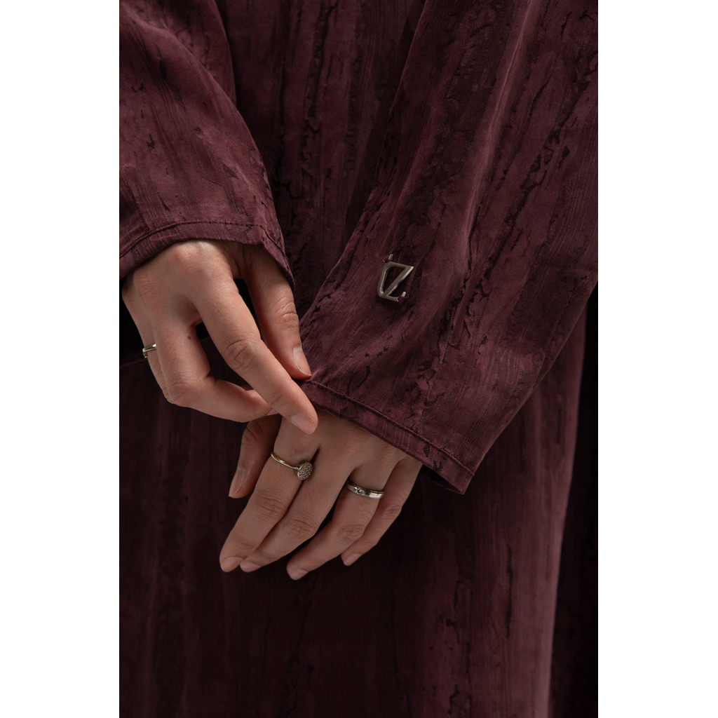 Taza. NWT Faye Abaya - Barrel Sleeve Deep Rouge size M