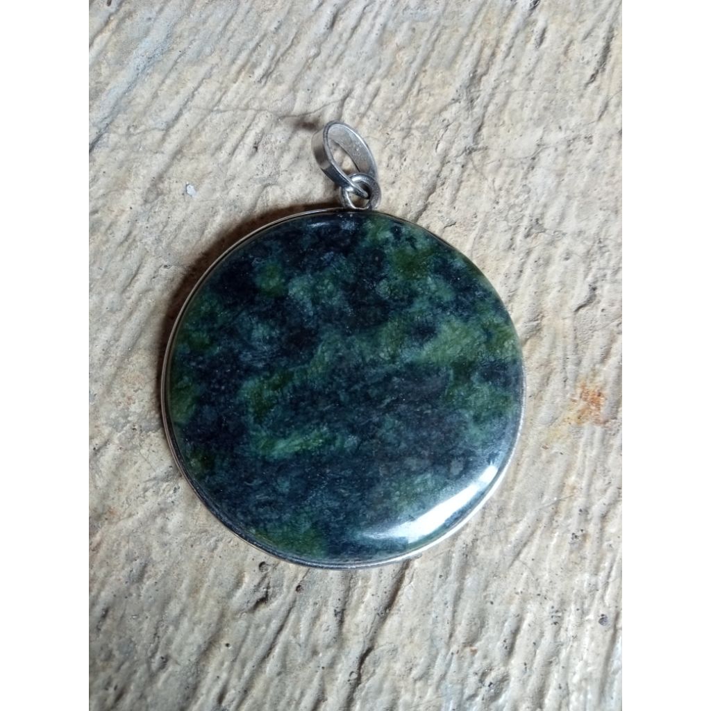 liontin batu black Jade