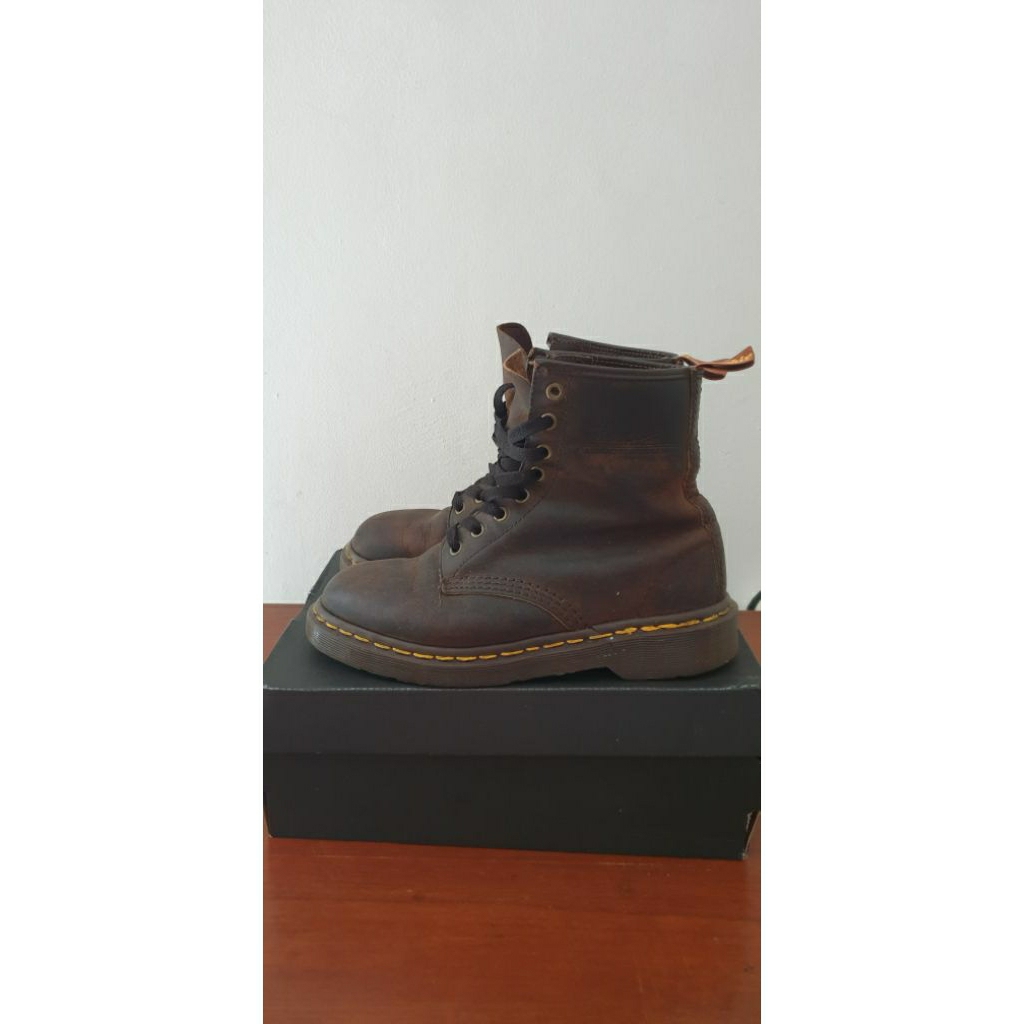 Dr. MARTENS 1460 CRAZY HORSE ENGLAND