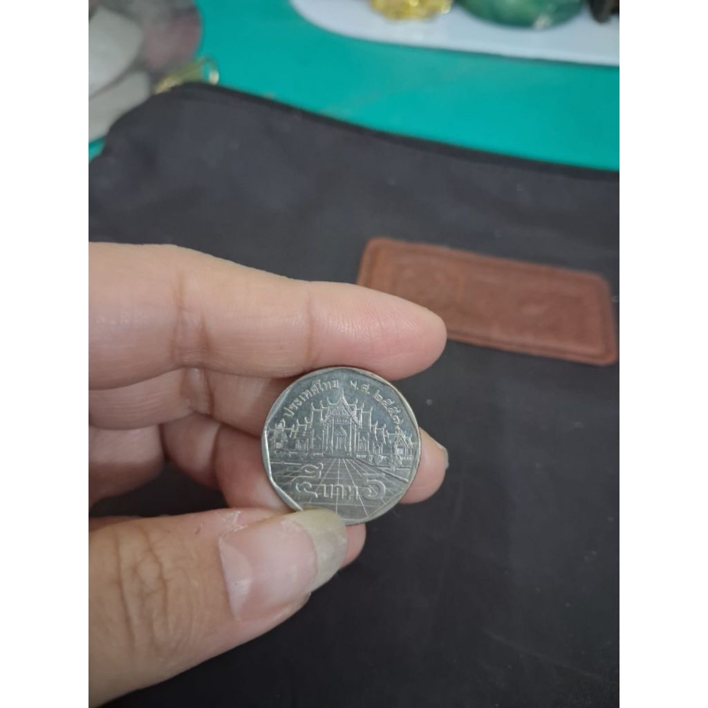 Koin uang 5 bath Koin thailand koin koleksi Limited edition 
Barang terawat 
Pemakaian pribadi