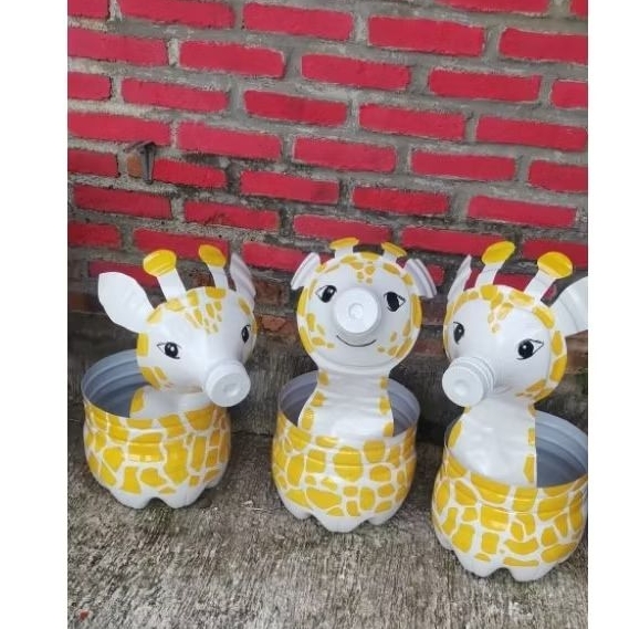 POT BUNGA TANAMAN KARAKTER JERAPAH