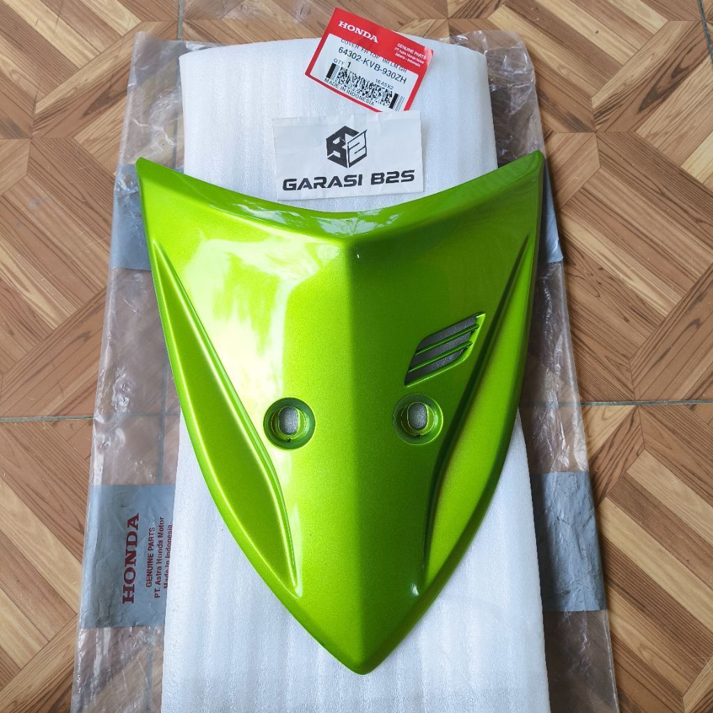 64302-KVB-930ZH Cover Front Top Panel Dasi Depan Kecil Vario 110 CW Karbu Hijau Original AHM