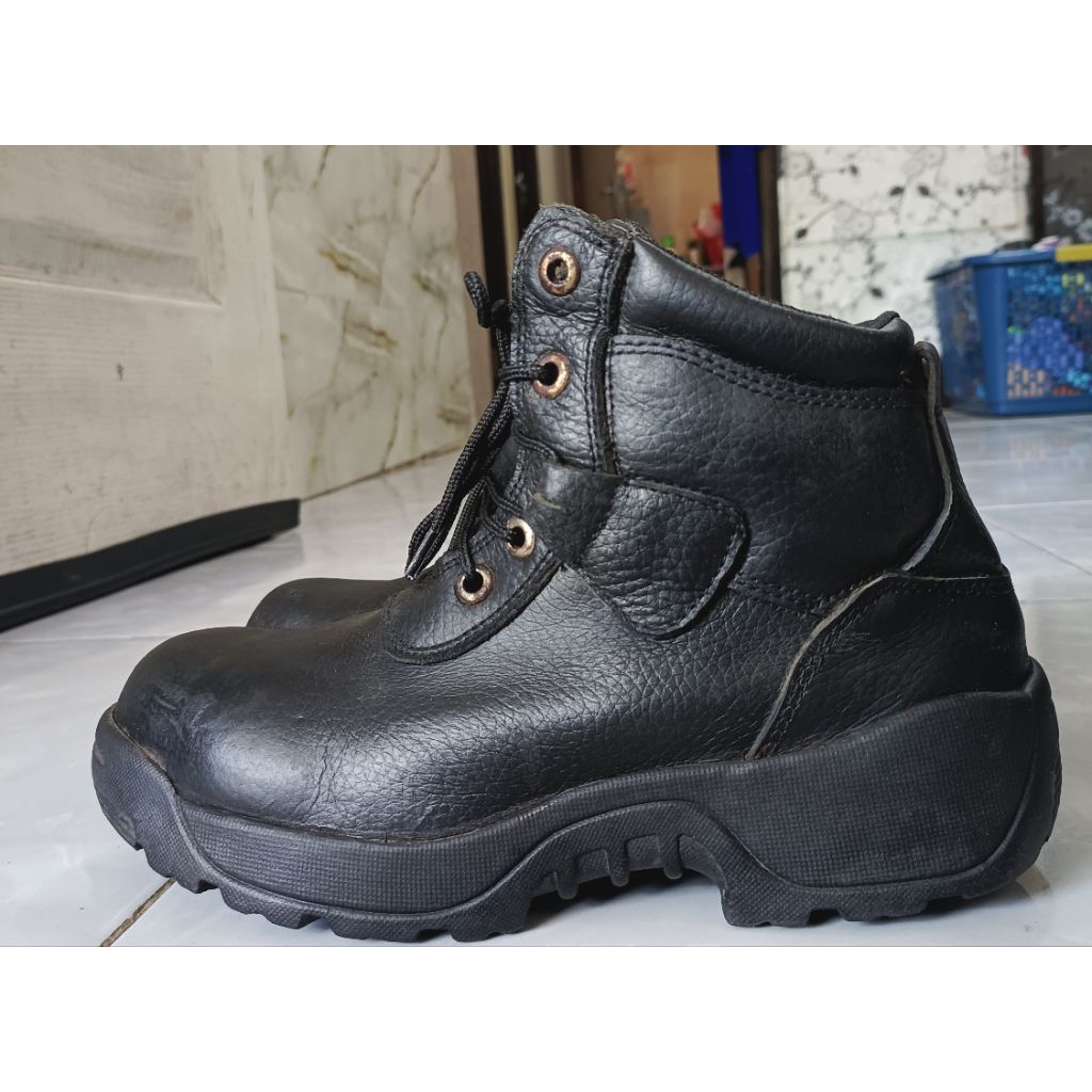 Sepatu safety Handymen size 40