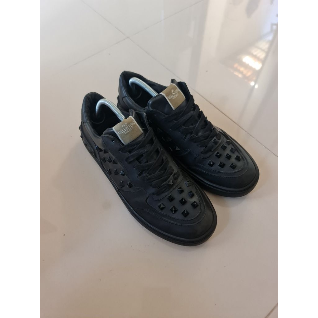 178. Sepatu Pria Valentino Garavani Rockstud Black Sneakers Leather
Mantan / Bekas / Second

Size : 