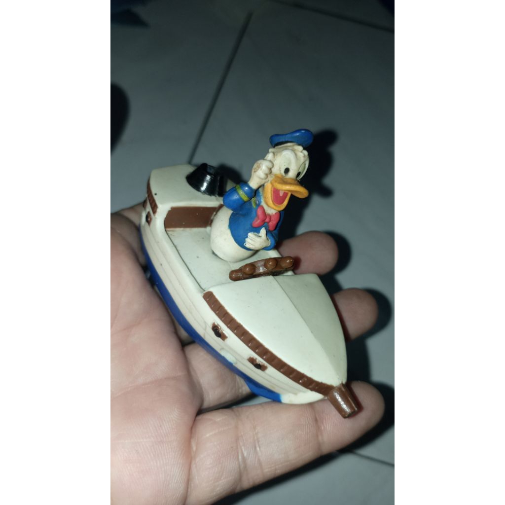 mainan donald bebek donald duck naik perahu minus