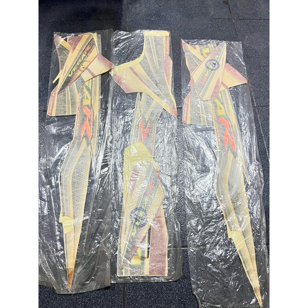 striping vega r lama 2005 merah putih laminasi stok lama