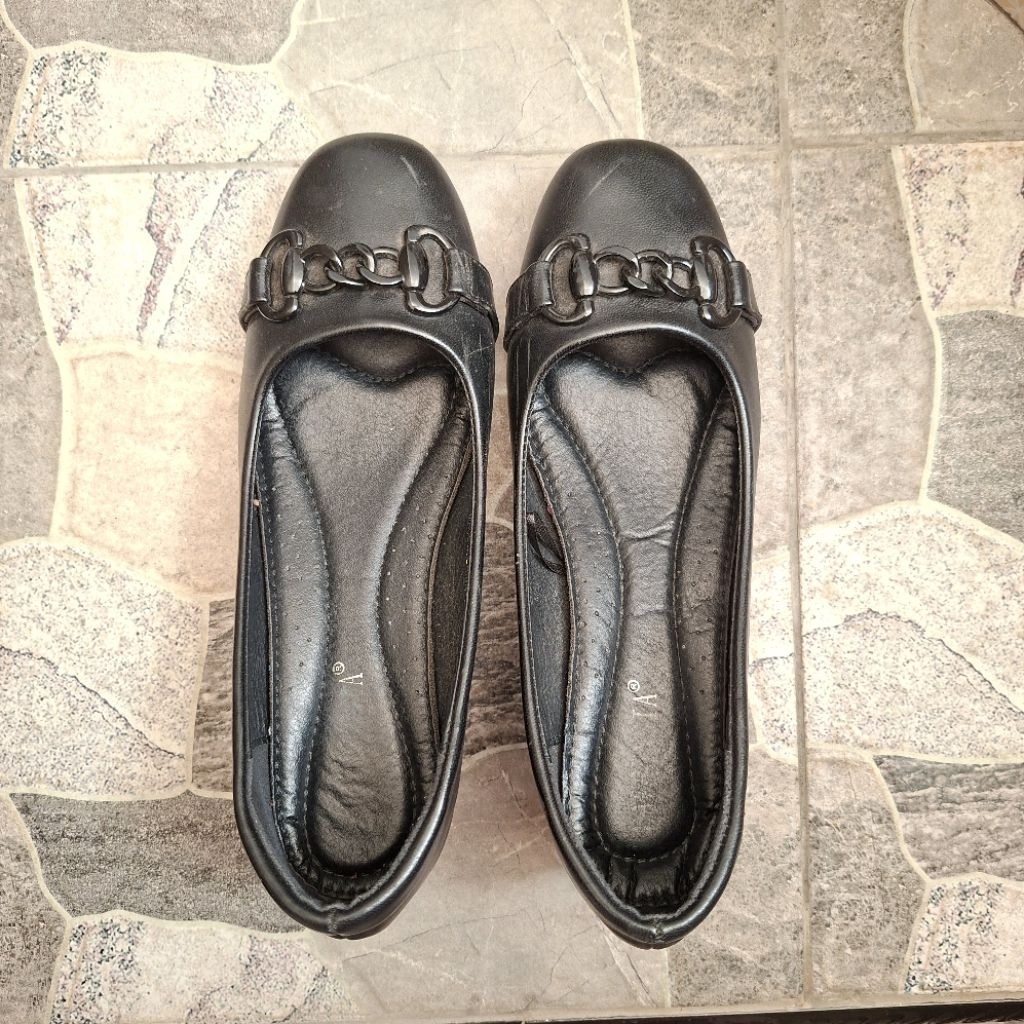 [PRELOVE] Flat Shoes Lawrensia Motif Rantai Hitam Ukuran 36