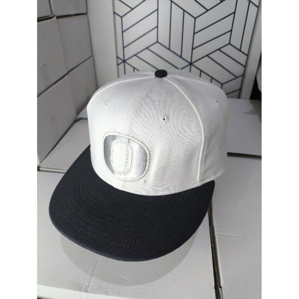 Topi Snapback Nike Logo O Dri-Fit White Black
